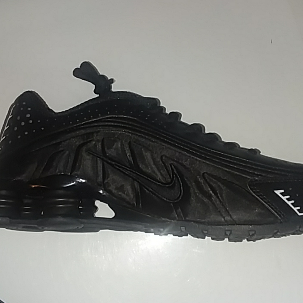 New Nike Shox R4